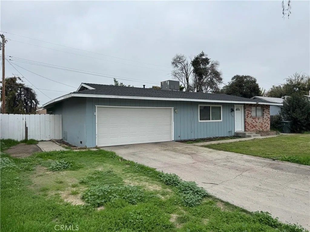 Photo of 1600 W Robin Drive, Visalia, CA 93291 (MLS # CV25269155)