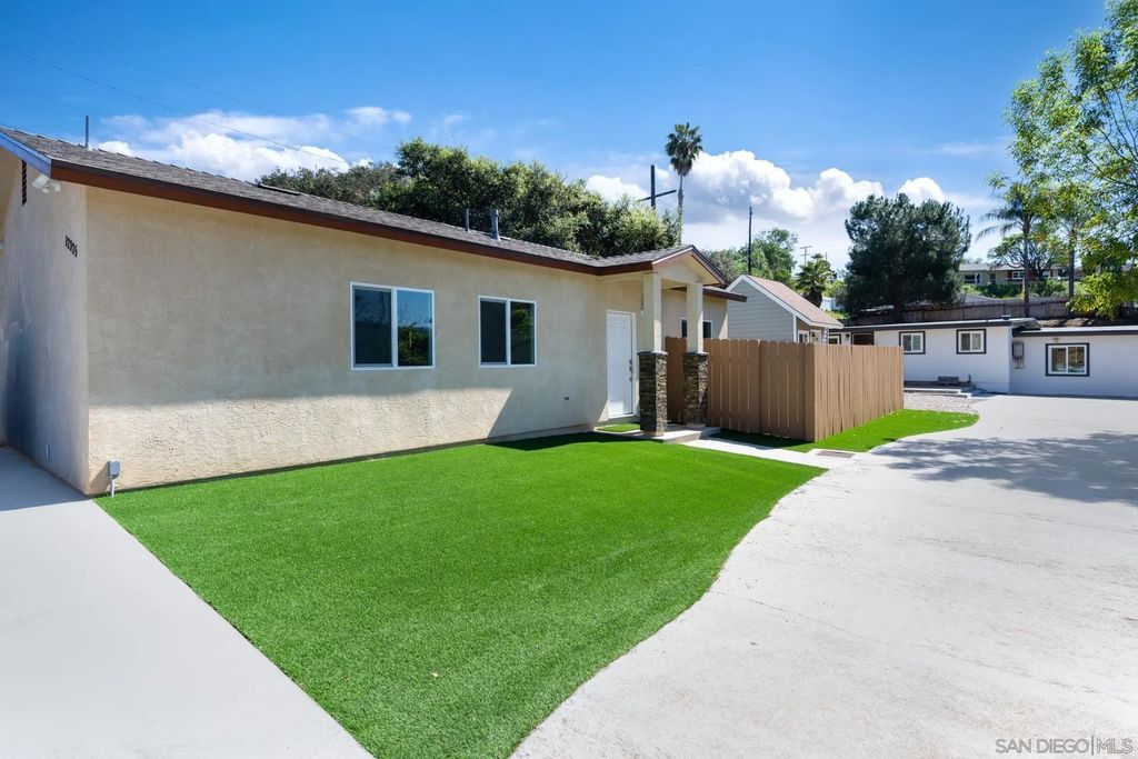 Photo of 12327 Lemon Crest Dr, Lakeside, CA 92040 (MLS # 260005336)