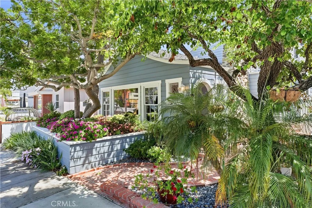 1617 E Balboa Boulevard