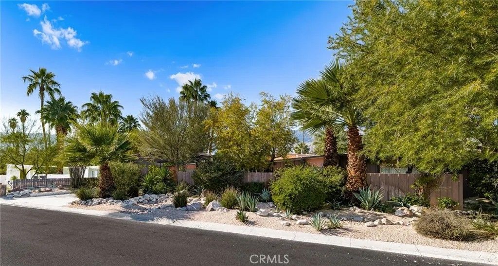 Photo of 683 S Bedford Dr, Palm Springs, CA 92264 (MLS # IV25279795)