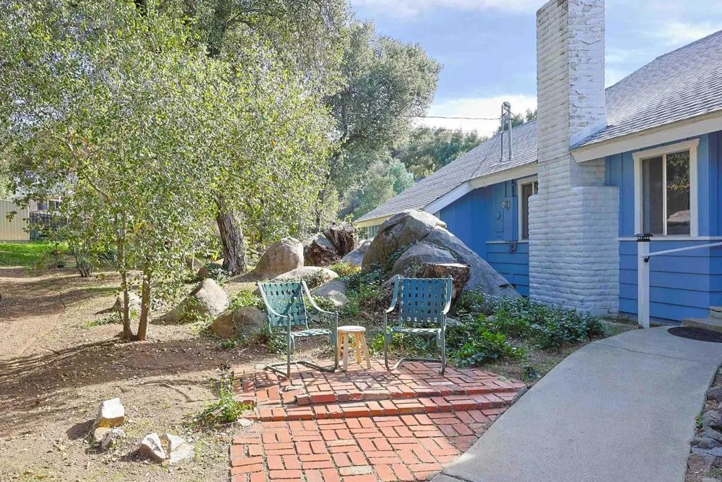 25077 Manzanita Lane