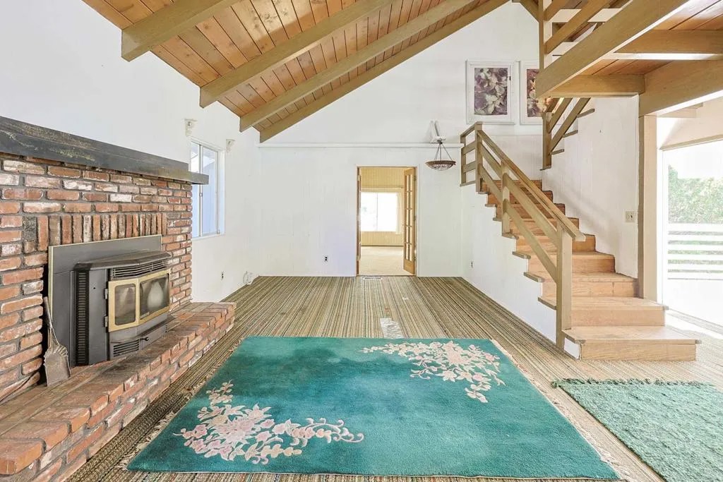 25077 Manzanita Lane