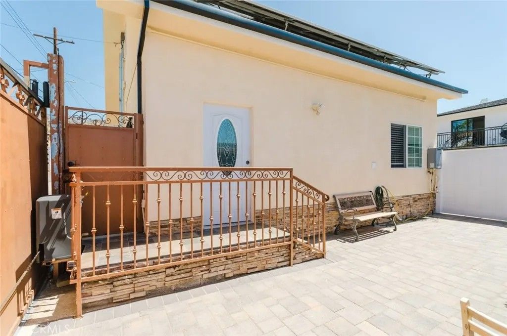 Photo of 833 E Verdugo Avenue, Burbank, CA 91501 (MLS # SR26092899)