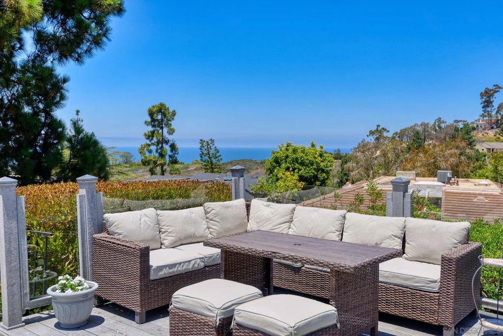 Photo of 1948 Caminito El Canario, La Jolla, CA 92037 (MLS # 260021920)