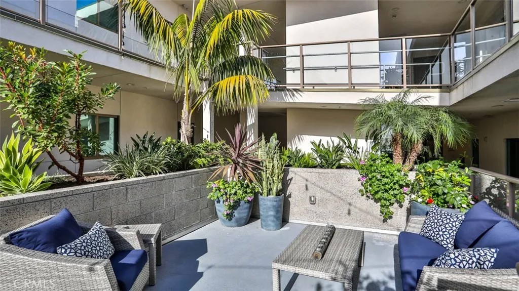 3025 Byron Street 201