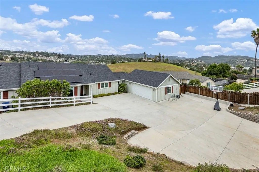 Photo of 2389 Primrose Ave, Vista, CA 92083 (MLS # SR26032357)