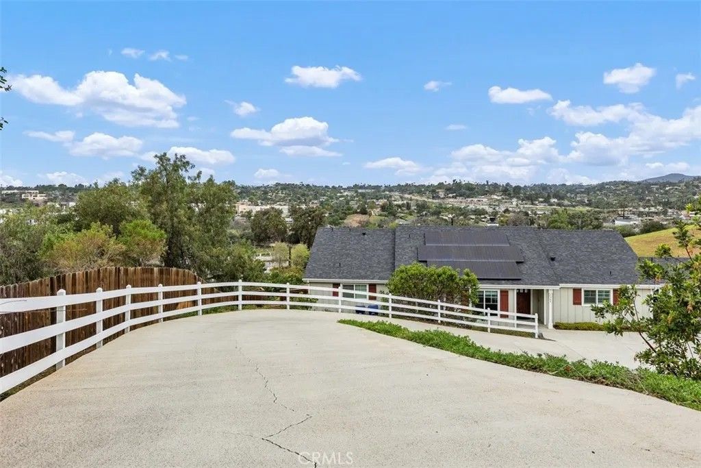 Photo of 2389 Primrose Ave, Vista, CA 92083 (MLS # SR26032357)