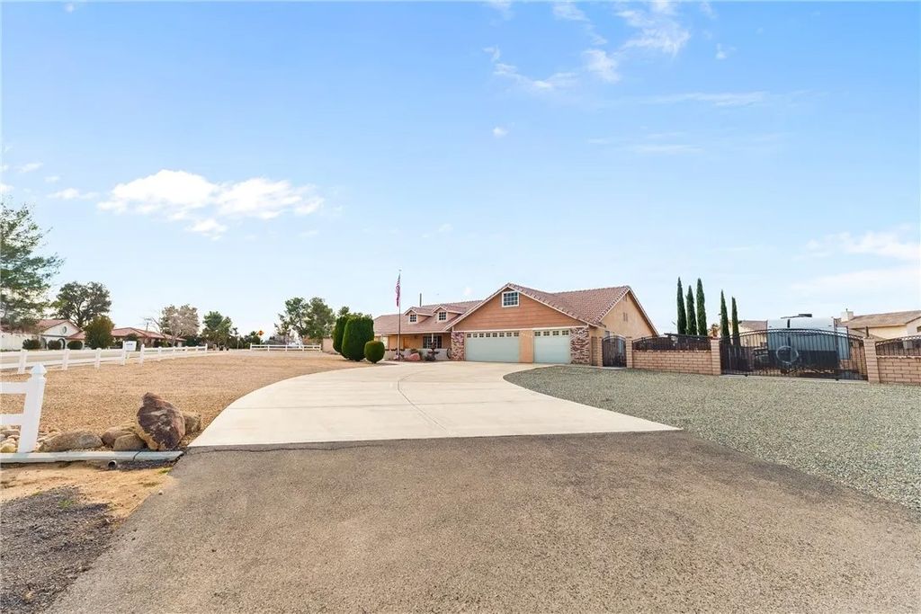 Photo of 14728 Nokomis Rd, Apple Valley, CA 92307 (MLS # IG26020002)