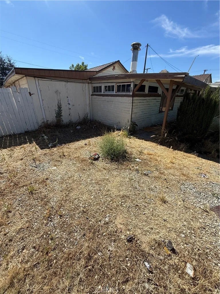 1082 S Santa Fe st