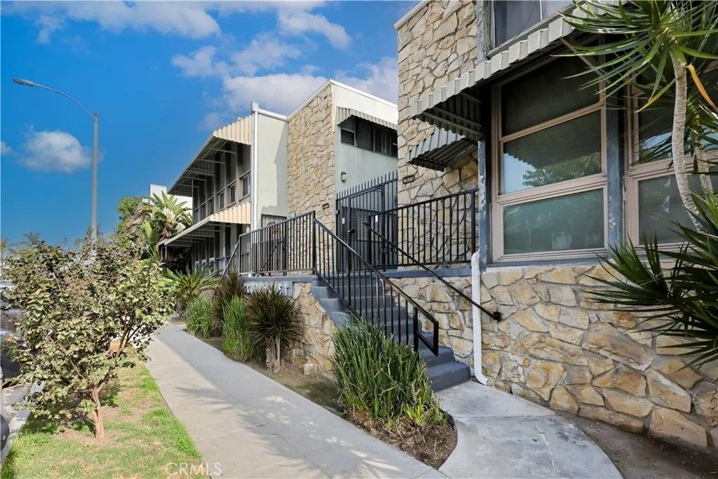 Photo of 438 Cedar Ave #14, Long Beach, CA 90802 (MLS # DW26003321)