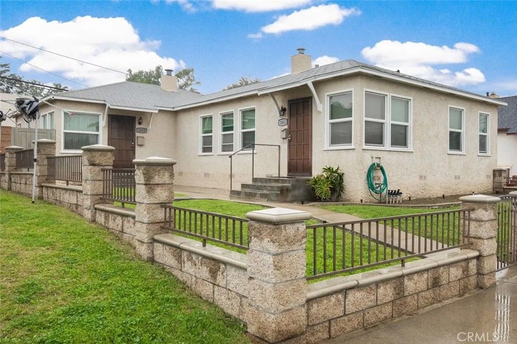 Photo of 2411 Termino Ave, Long Beach, CA 90815 (MLS # OC26017606)