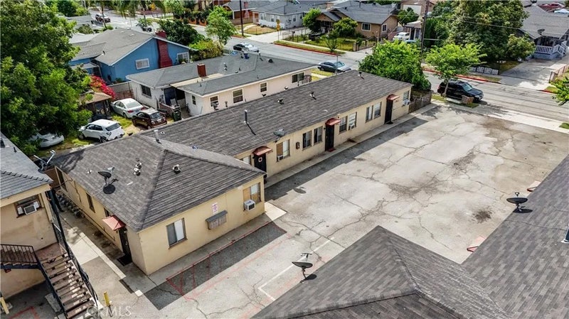 3823 Walnut