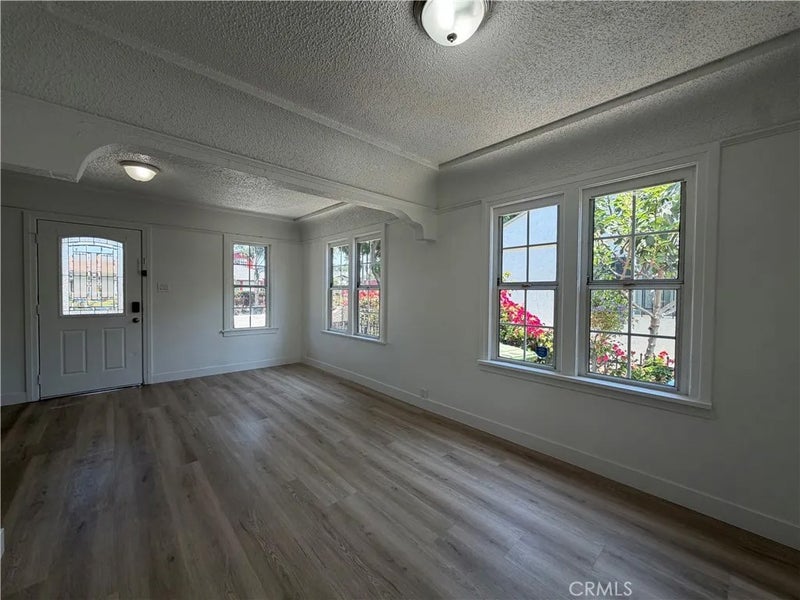 712 E 82nd