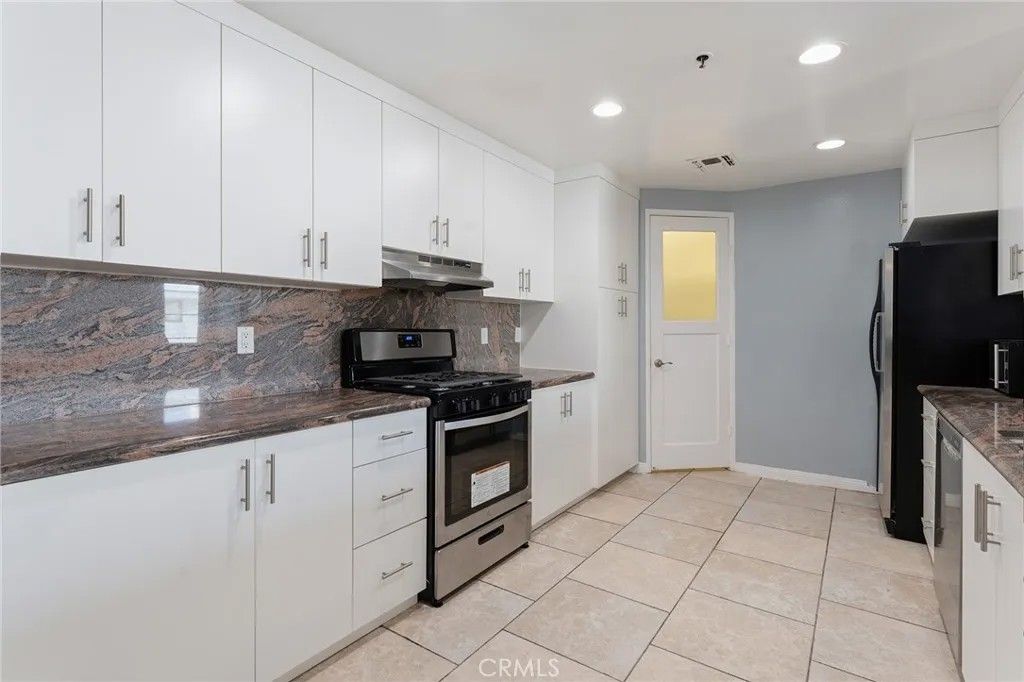 Photo of 5350 White Oak Ave #413, Encino, CA 91316 (MLS # SR26061027)