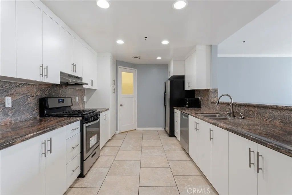 Photo of 5350 White Oak Ave #413, Encino, CA 91316 (MLS # SR26061027)