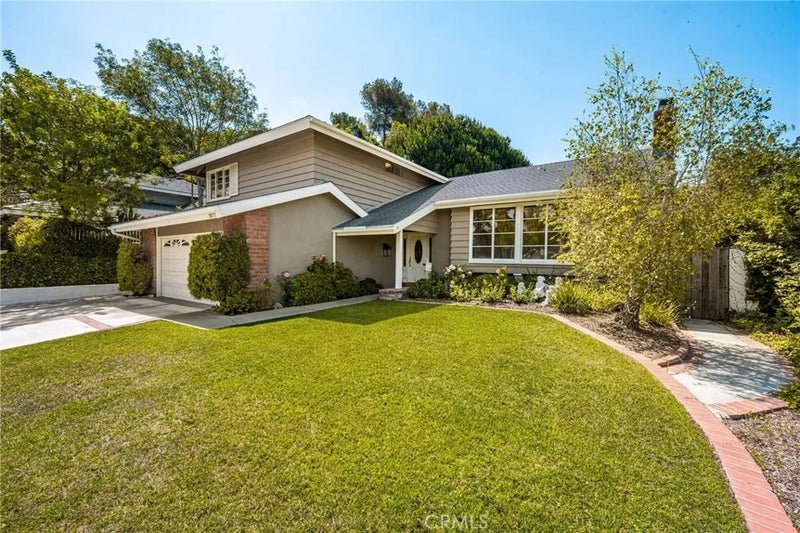 1877 Swan Circle