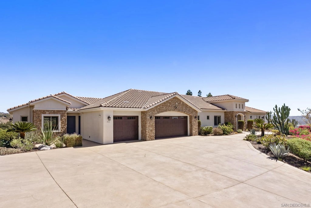 Photo of 3026 Via Loma, Fallbrook, CA 92028 (MLS # 260022307)