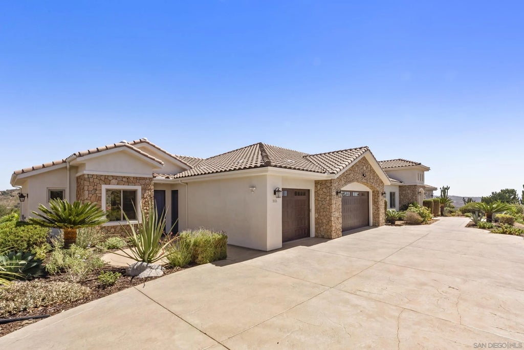 Photo of 3026 Via Loma, Fallbrook, CA 92028 (MLS # 260022307)