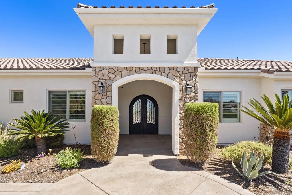 Photo of 3026 Via Loma, Fallbrook, CA 92028 (MLS # 260022307)
