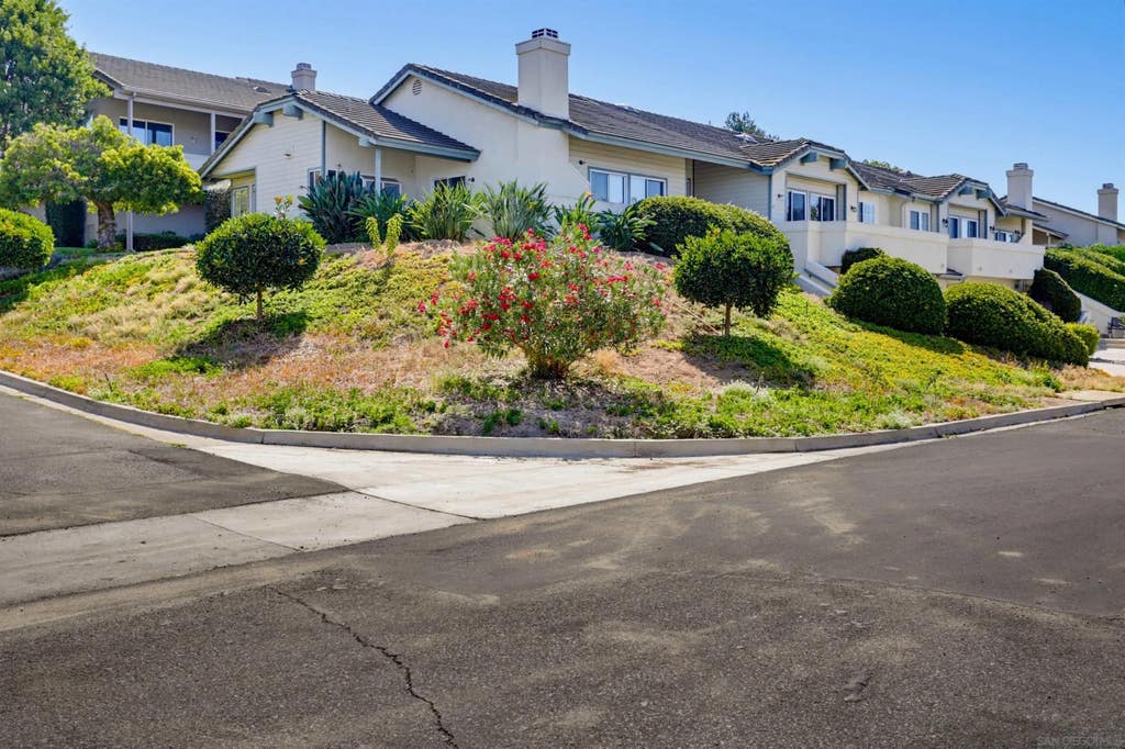 Photo of 65 Via Casitas, Bonsall, CA 92003 (MLS # 260008044)
