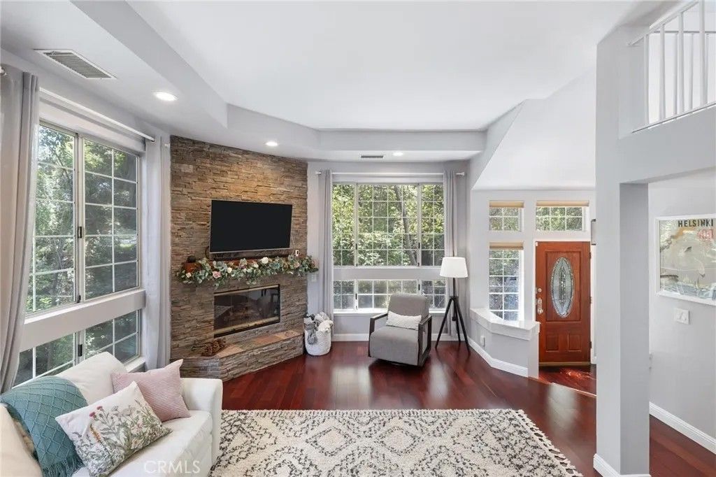 Photo of 23163 Mulholland Drive Unit 6 Dr, Woodland Hills, CA 91364 (MLS # SR25279142)