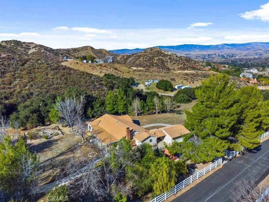 Photo of 26615 Mountain Park Road, Canyon Country, CA 91387 (MLS # SR26076933)