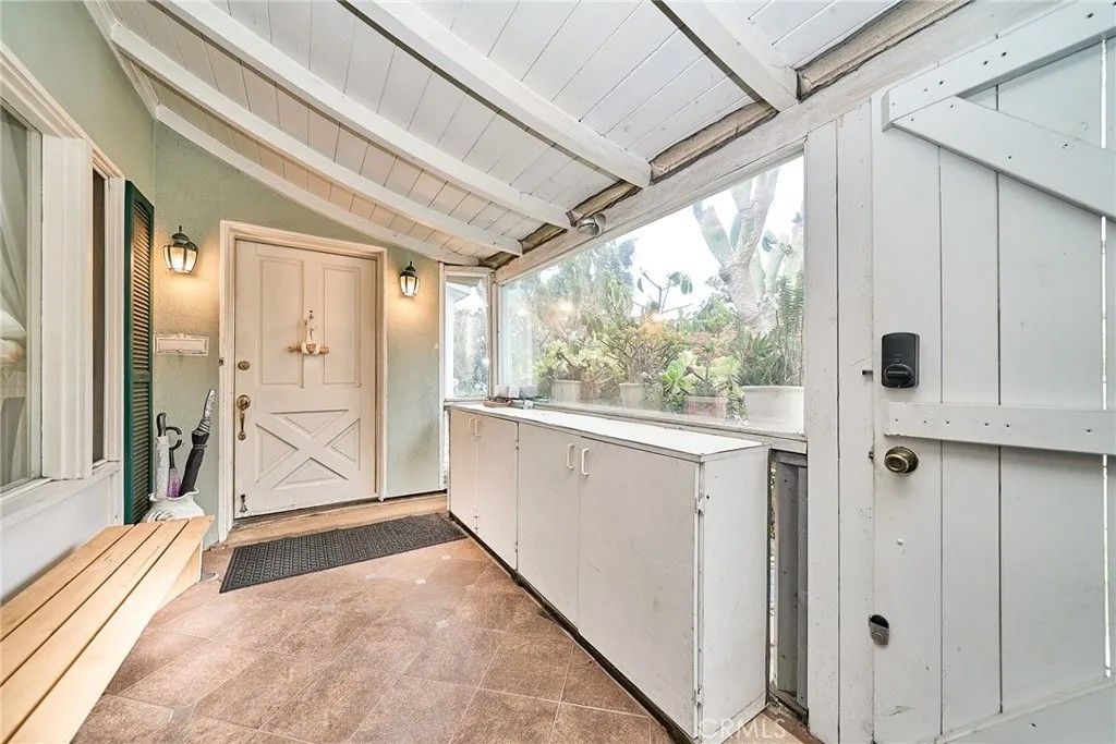 Photo of 1128 S Citrus Avenue, Los Angeles, CA 90019 (MLS # PW26044868)