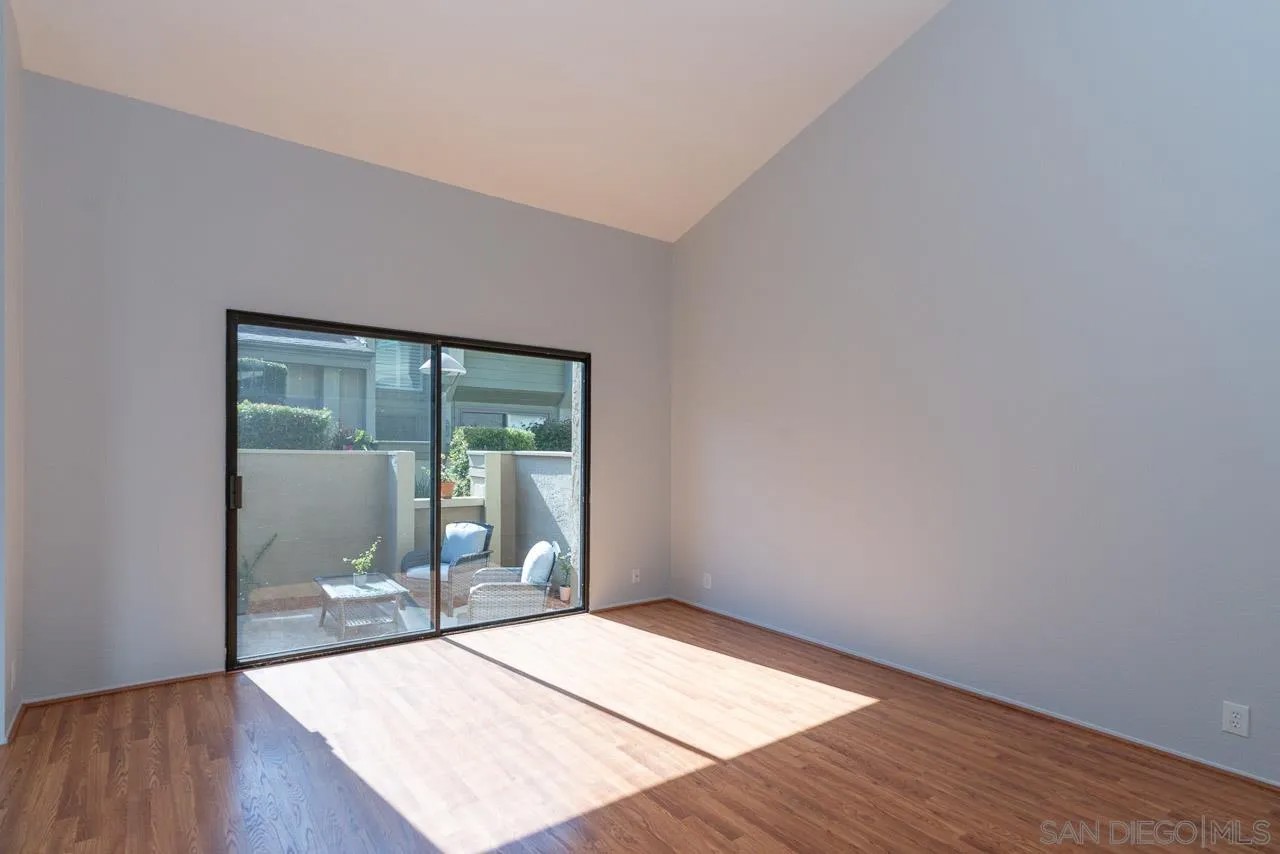 3286 Caminito Eastbluff 114