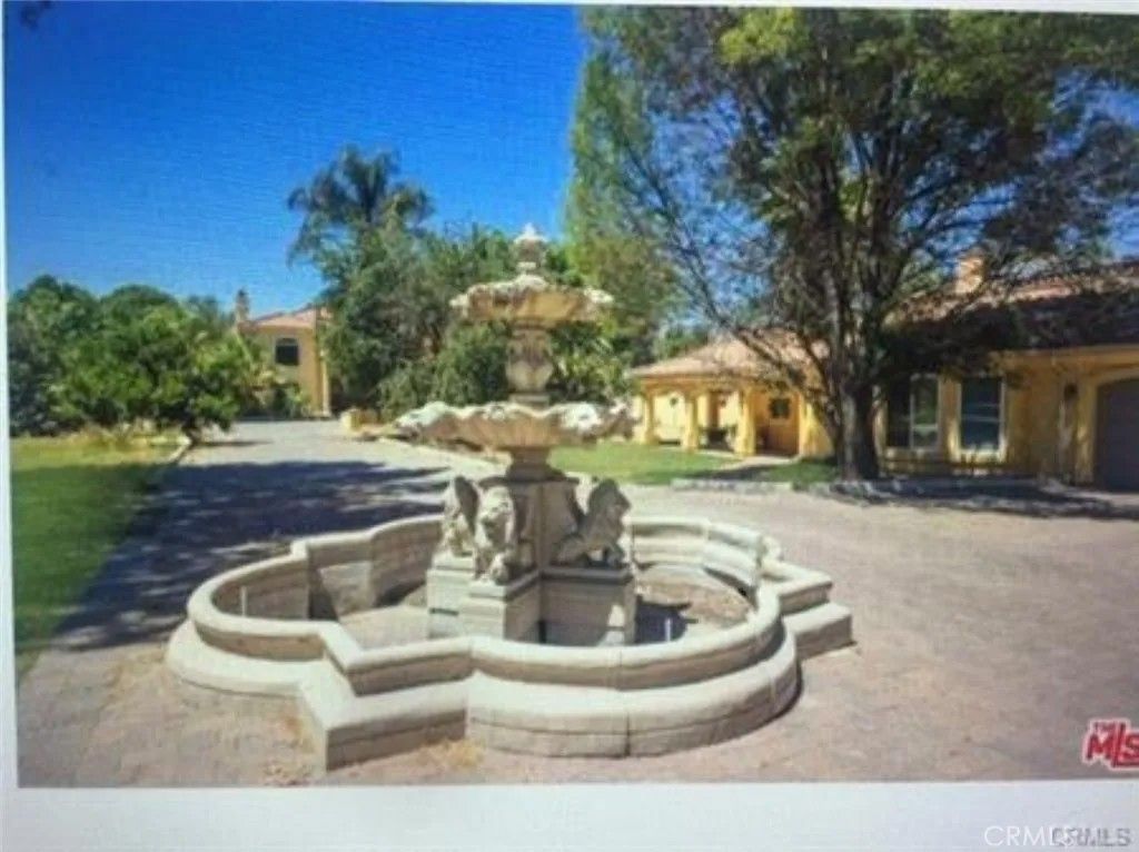 Photo of 5717 MELVIN Avenue, Tarzana, CA 91356 (MLS # SR26024791)