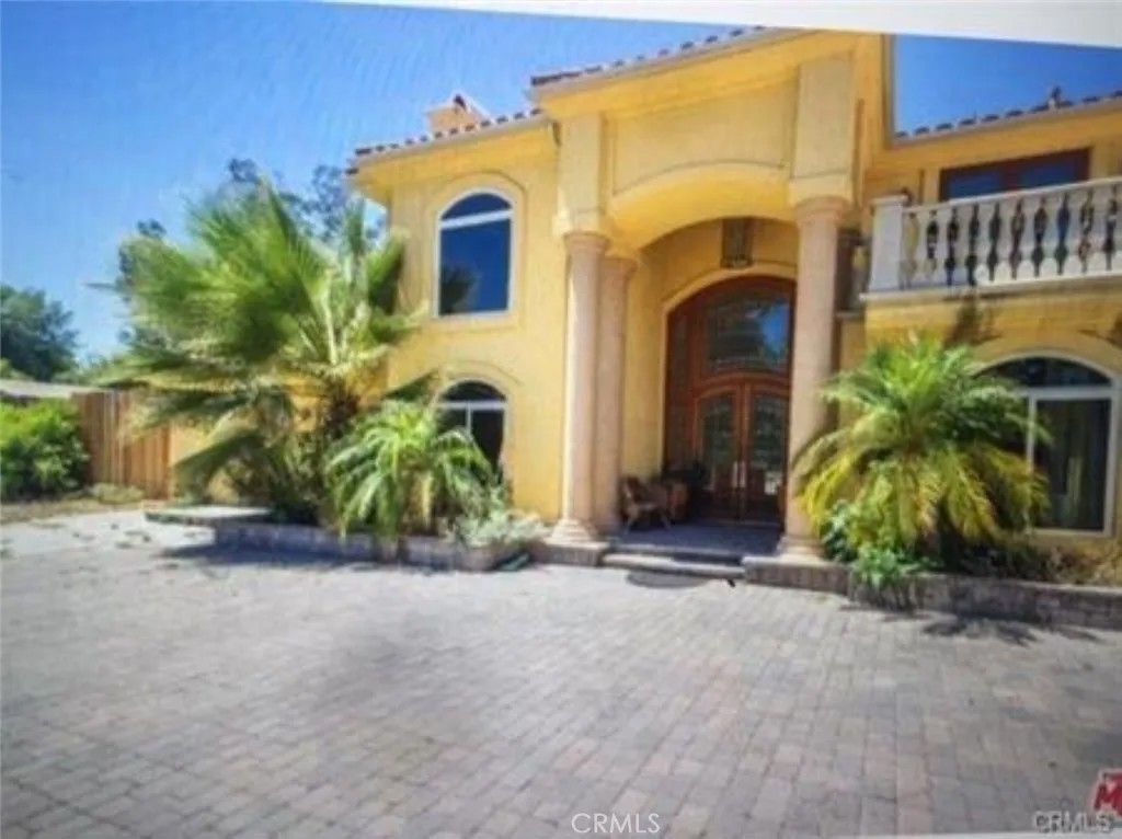 Photo of 5717 MELVIN Avenue, Tarzana, CA 91356 (MLS # SR26024791)