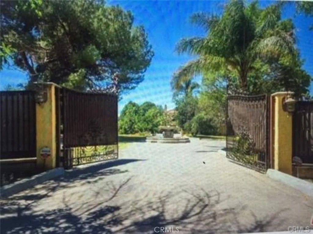 Photo of 5717 MELVIN Avenue, Tarzana, CA 91356 (MLS # SR26024791)