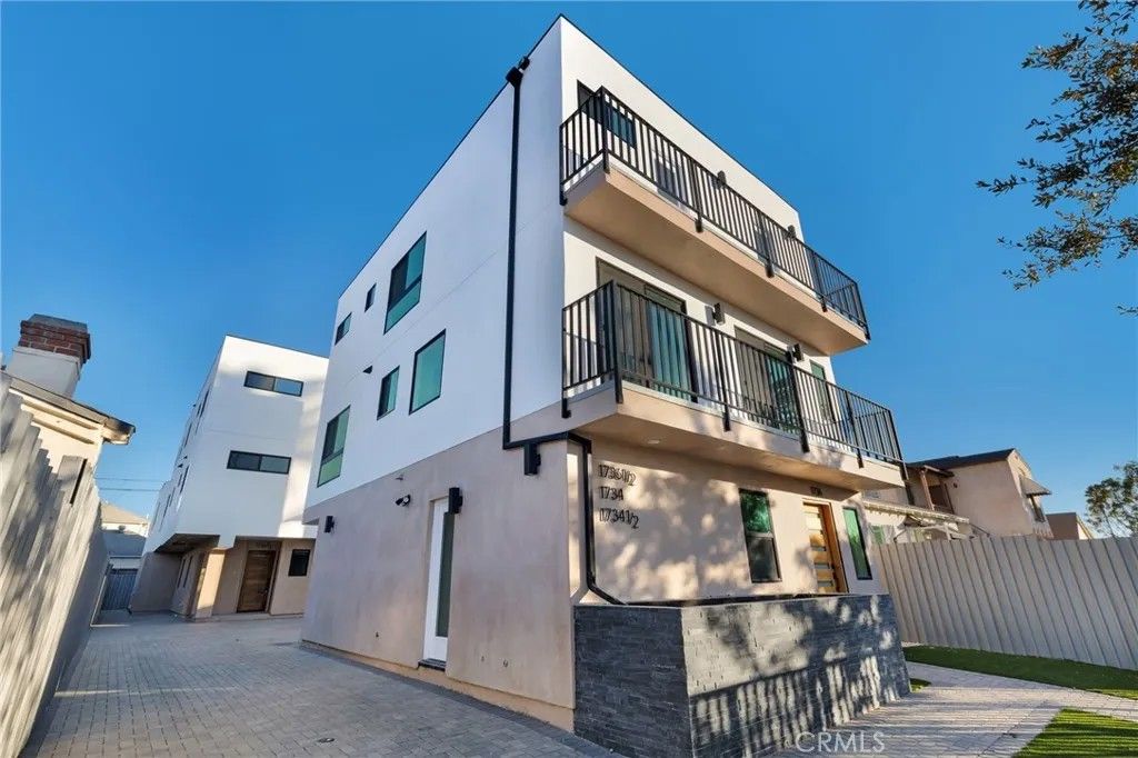 Photo of 1734 Carmona Avenue, Los Angeles, CA 90019 (MLS # BB26089566)