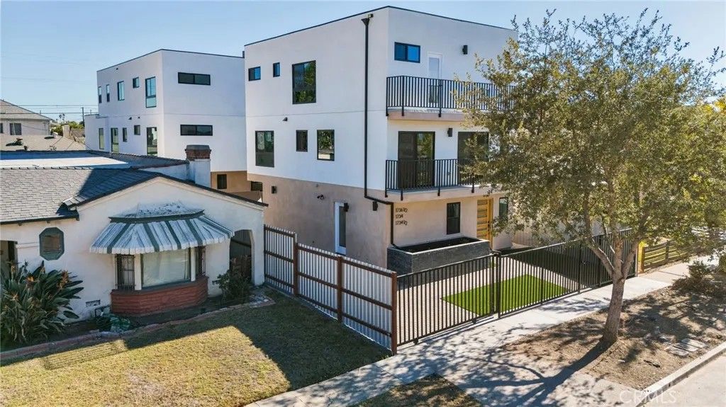 Photo of 1734 Carmona Avenue, Los Angeles, CA 90019 (MLS # BB26089566)