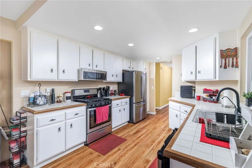 Photo of 332 Mahogany Gln, Escondido, CA 92026 (MLS # SW25249783)