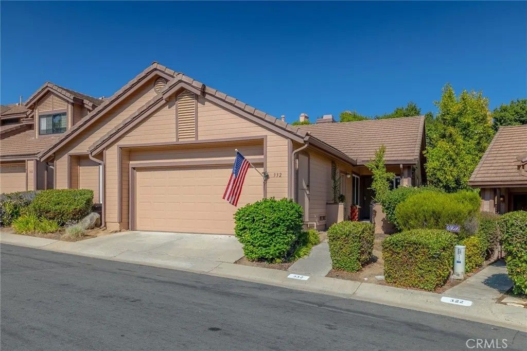 Photo of 332 Mahogany Gln, Escondido, CA 92026 (MLS # SW25249783)