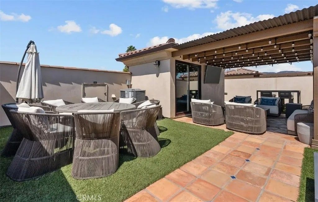 Photo of 201 N Reese #203, Burbank, CA 91506 (MLS # BB26010729)