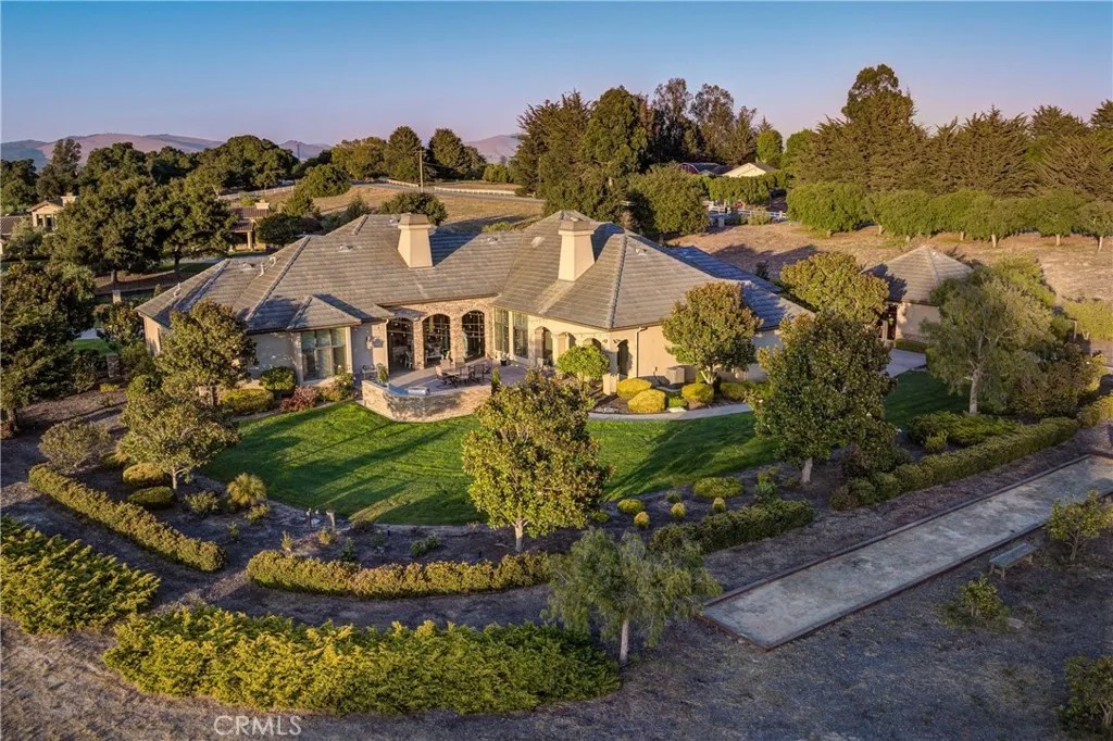 2235 Valley Oaks