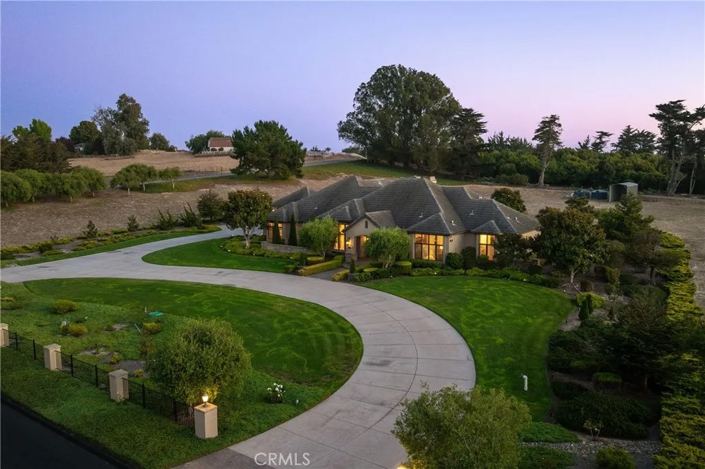 2235 Valley Oaks