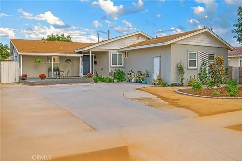 Photo of 8410 Beckford Ave, Northridge, CA 91324 (MLS # SR25245655)