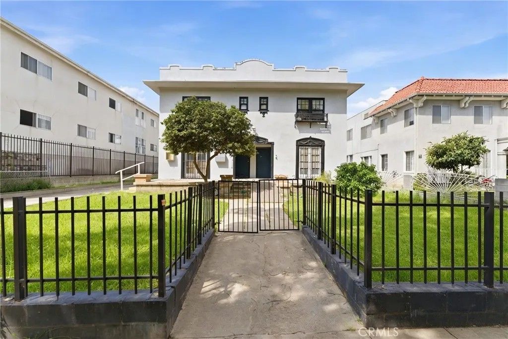 Photo of 525 N Kenmore Avenue, Los Angeles, CA 90004 (MLS # LG26074807)