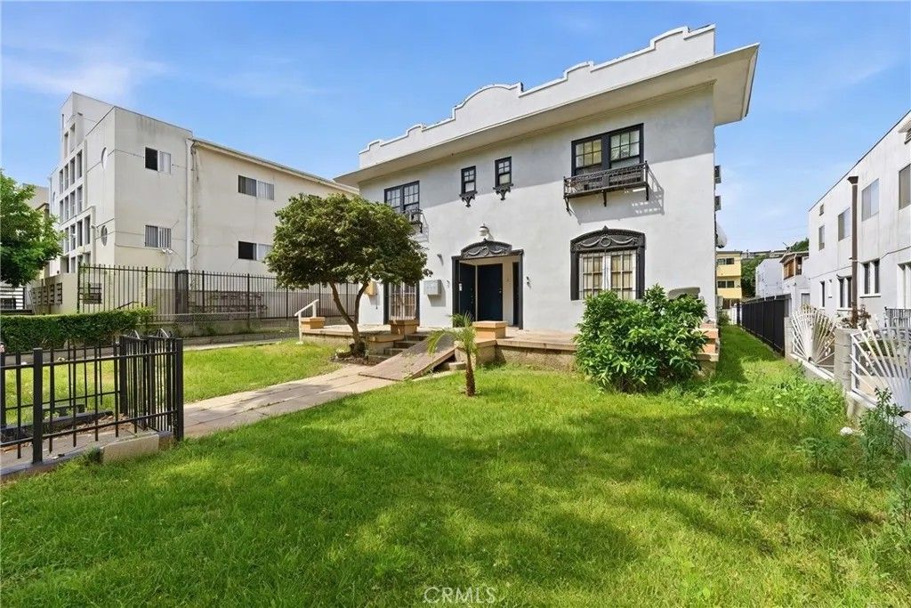 Photo of 525 N Kenmore Avenue, Los Angeles, CA 90004 (MLS # LG26074807)