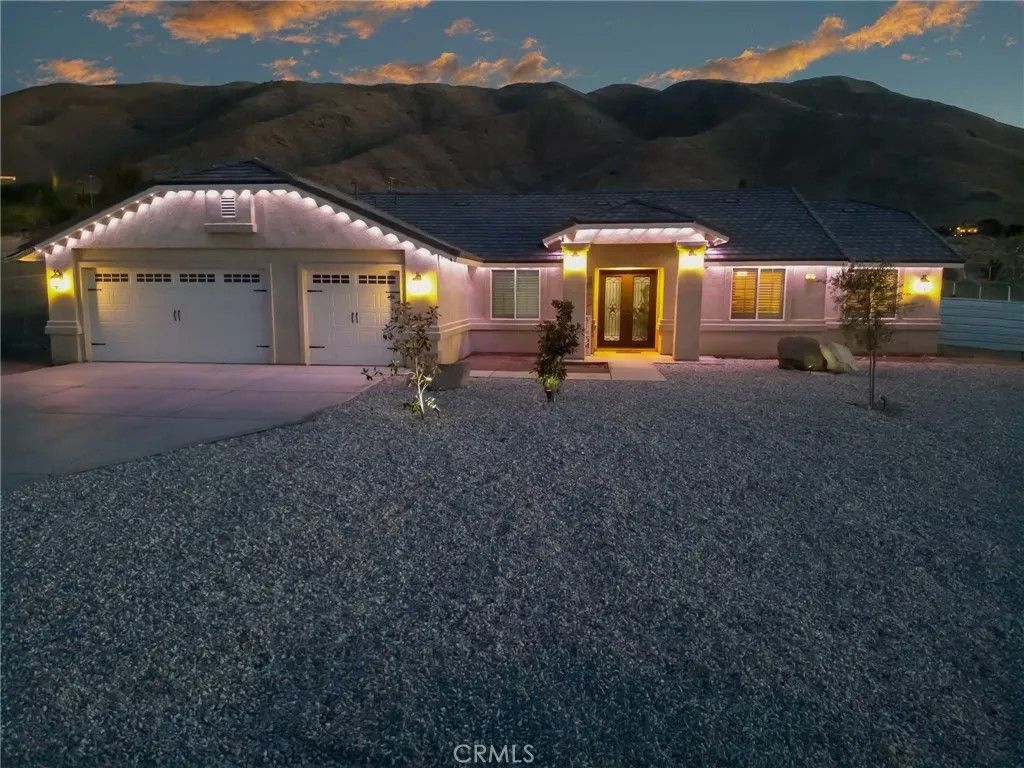 Photo of 22227 Skyline Dr, Apple Valley, CA 92308 (MLS # HD25265710)