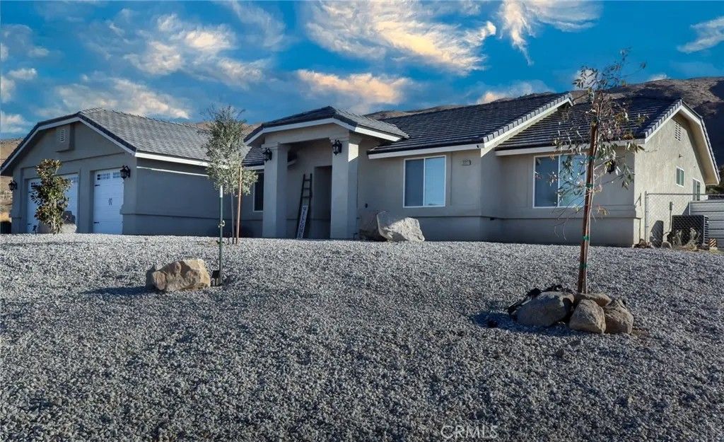 Photo of 22227 Skyline Dr, Apple Valley, CA 92308 (MLS # HD25265710)