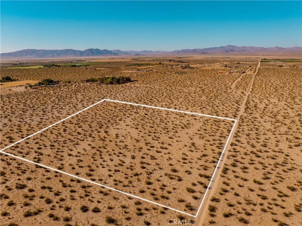 Photo of 1 Fairlane Rd, Lucerne Valley, CA 92356 (MLS # SW26204122)