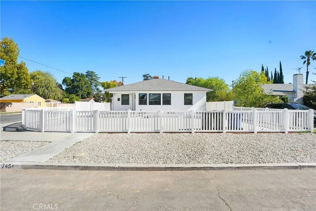 Photo of 7454 Gaviota Avenue, Van Nuys, CA 91406 (MLS # SR26015563)