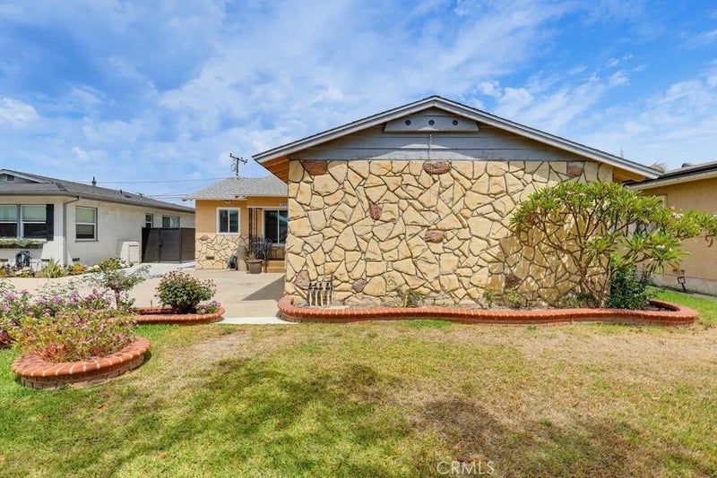 2841 E 69th