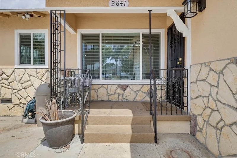 2841 E 69th