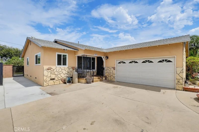 2841 E 69th