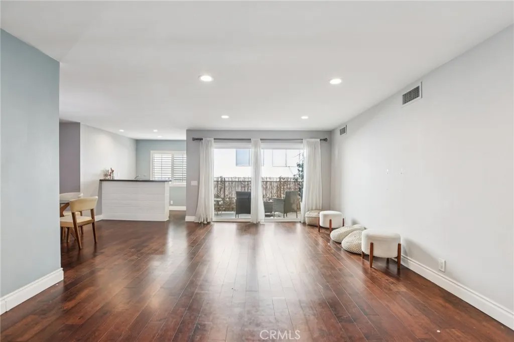 1121 N Olive Drive 211