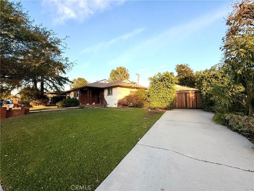 Photo of 10926 Ruffner Avenue, Granada Hills, CA 91344 (MLS # SR25277160)